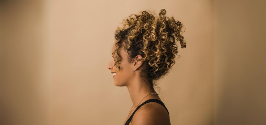 To keep your curls looking great, make sure to hydrate your hair with masks or treatments.