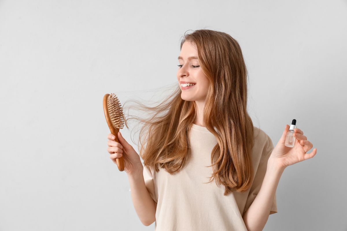 hair serum benefits (1) The woman is happy with the benefits of the hair serum.