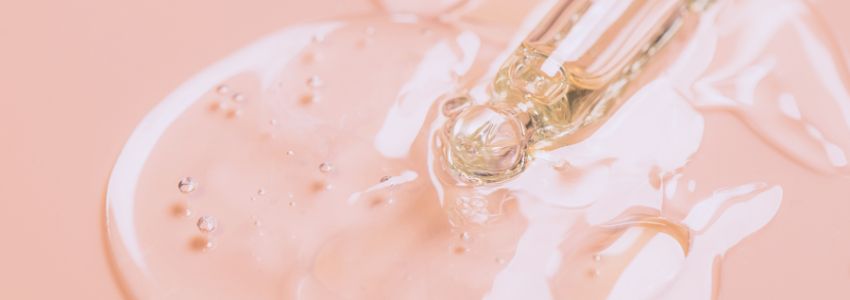 hair serum benefits (2) A hair serum is a hair styling product. It coats the hair's surface to render a range of benefits. It can be easily mistaken as a hair oil. But, it is generally thicker in consistency. It is crafted to shield the outside of your hair strands.