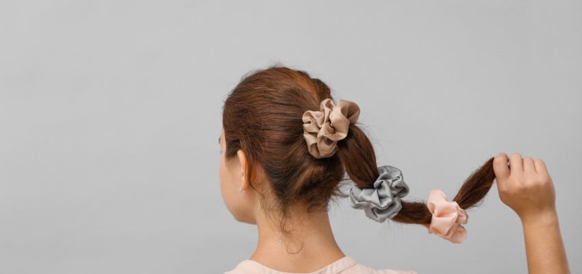 sleeping with hair tied up (5) To protect your hair from tension and breakage, use a fabric scrunchie. Fabric scrunchies, unlike traditional hair ties, provide a gentle hold.