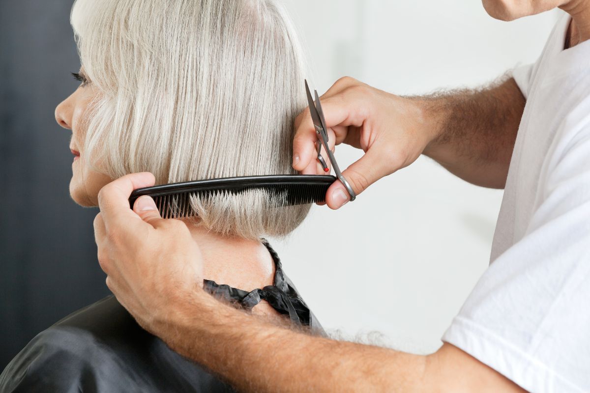 wolf cut (2) The woman chose to change her hairstyle into a wolf cut.