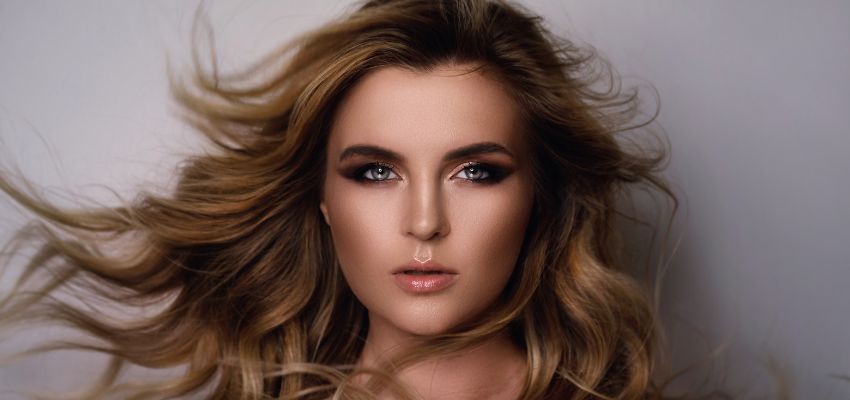 xr:d:DAGCEvhukPQ:9,j:4913851684262635380,t:24041102 In this style, warm honey tones are expertly blended into the hair to enhance the texture and offer a sun-kissed glow. This style is perfect for adding warmth to the complexion while highlighting the natural waves and movement of the hair.
